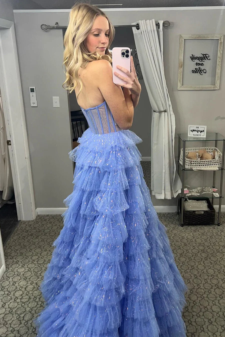 Robe de bal longue princesse en tulle doré, bustier et à volants, fendue.