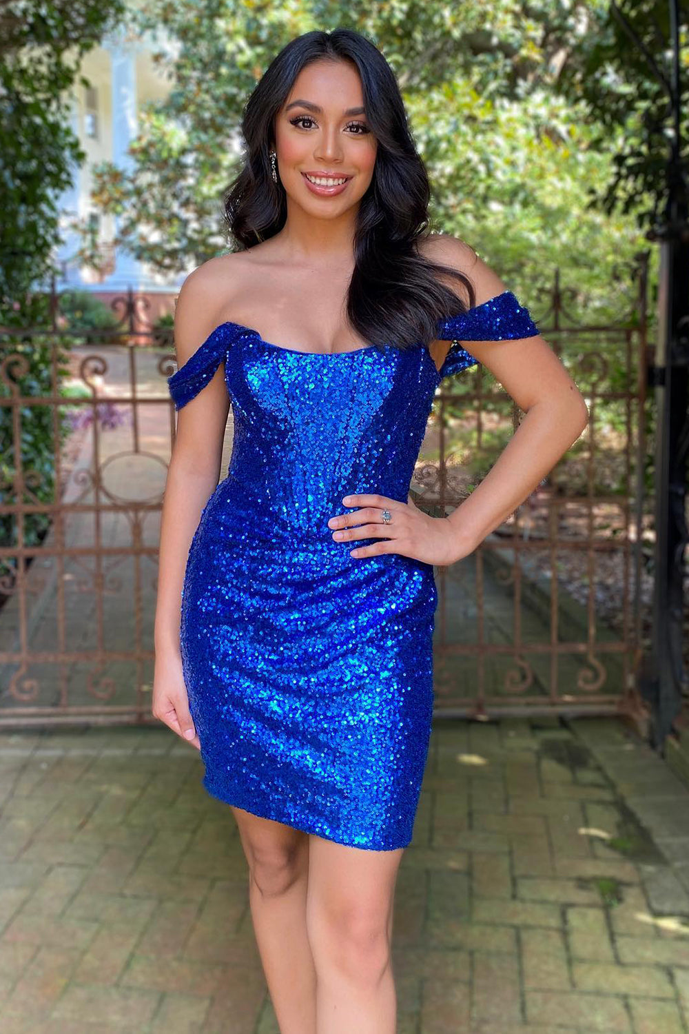 Vestido corto de fiesta con lentejuelas verde oscuro, escote palabra de honor y hombros descubiertos