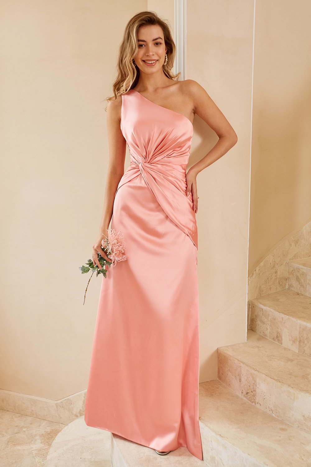 Vestido de dama de honor color melocotón con un solo hombro y volantes