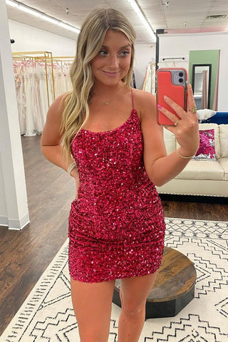 Robe de bal courte fourreau unique à fines bretelles et sequins fuchsia