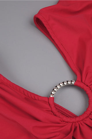 Vestido de noche Diva con escote en V profundo, detalle de cristal y aro recortado, volantes fruncidos, corte asimétrico. 