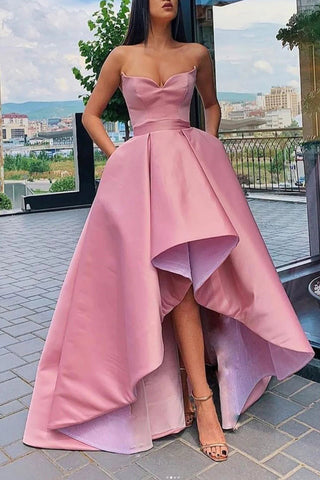 Vestido rojo de fiesta con escote corazón y corte asimétrico