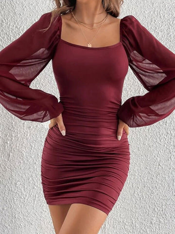 Vestidos de noche cortos, de gasa plisada, transparentes, de color liso, con mangas abullonadas sueltas y escote cuadrado en la abertura lateral. 