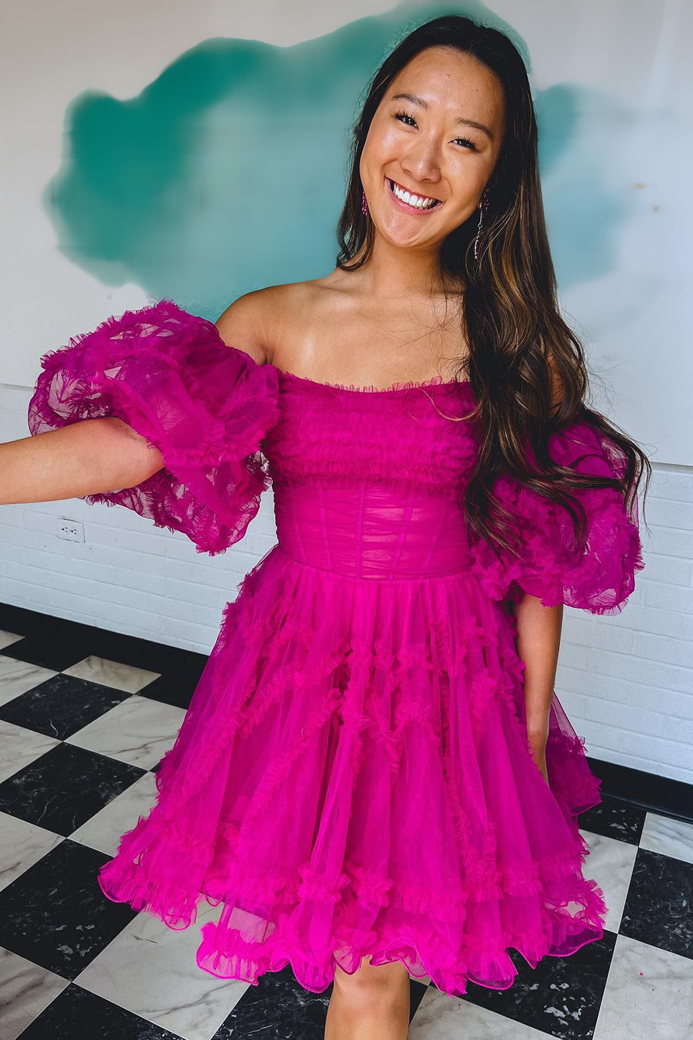 Vestido corto de fiesta de bienvenida, corte en A, manga abullonada, corsé fucsia y volantes