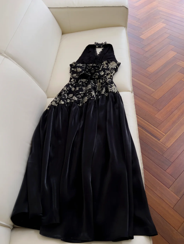 Elegante vestido de noche negro con escote halter, estampado floral, lentejuelas y corte en A, estilo vestido de fiesta largo Y8568