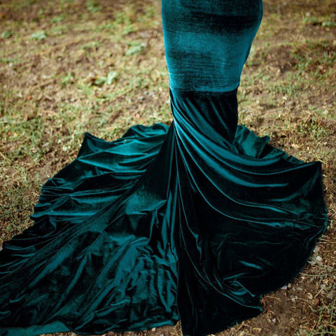 Vestido largo de terciopelo dorado para embarazadas, con escote en V y cola de sirena, ideal para sesiones de fotos.
