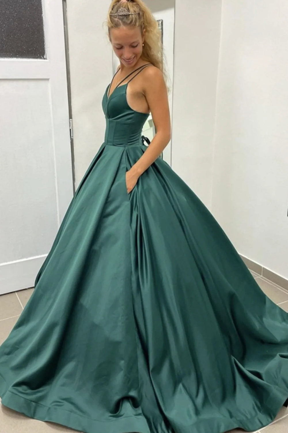 Vestido de graduación verde oscuro de corte A con tirantes finos y cola corta