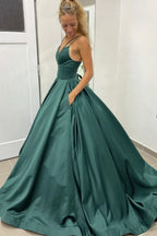 Vestido de graduación verde oscuro de corte A con tirantes finos y cola corta