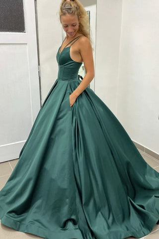 Robe de bal vert foncé à fines bretelles et traîne, coupe trapèze.