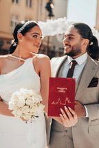 Robe de mariée longue blanche asymétrique sans manches, ornée de perles et fendue, qui me fait craquer.