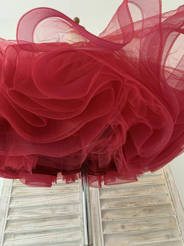 Vestido festivo de tul con escote en V profundo y lentejuelas hasta la rodilla, ideal para fiestas navideñas y de fin de año. 