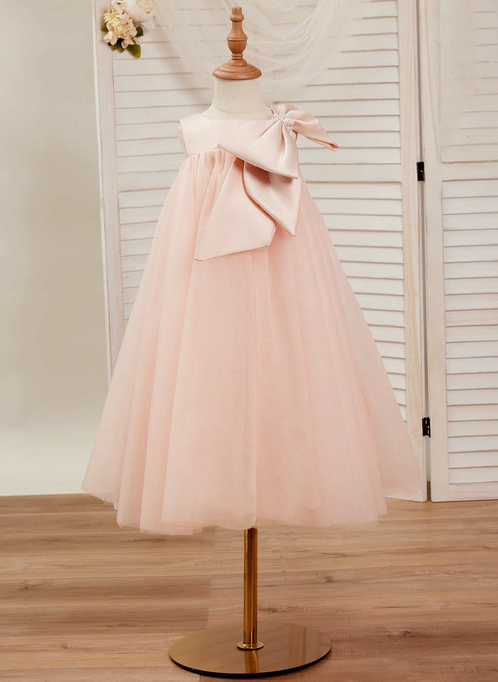 Vestido de niña pequeña de las flores, corte en A, con gran lazo y tul, hasta la rodilla. 