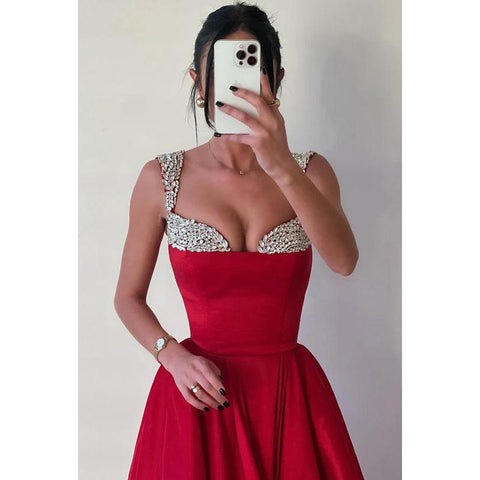 Elegante y lujoso vestido formal de fiesta de graduación con escote en V y tirantes finos de diamantes de imitación.