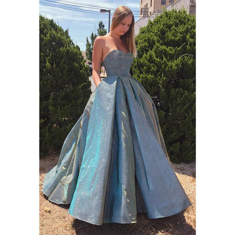 Vestido largo de gala con escote corazón, pliegues y lentejuelas, con bolsillos. 