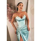 Vestido de fiesta largo de satén elástico azul cielo con escote en V y abertura alta. 