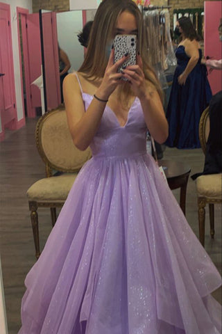 Robe de bal lilas à fines bretelles pailletées