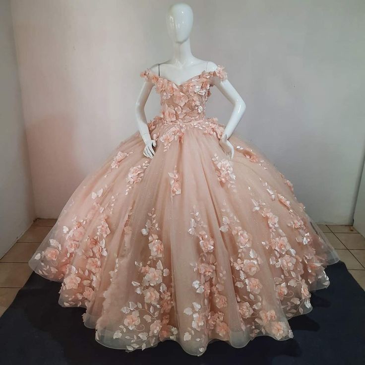 Vestido color melocotón, ideal para quinceañeras y quinceañeras. Vestido de princesa con hombros descubiertos y cordones. Modelo Y2686