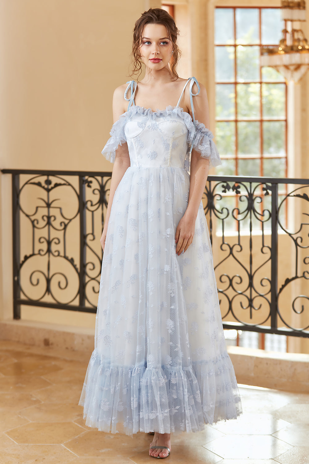 Robe de bal longue bleu clair, coupe princesse, épaules dénudées