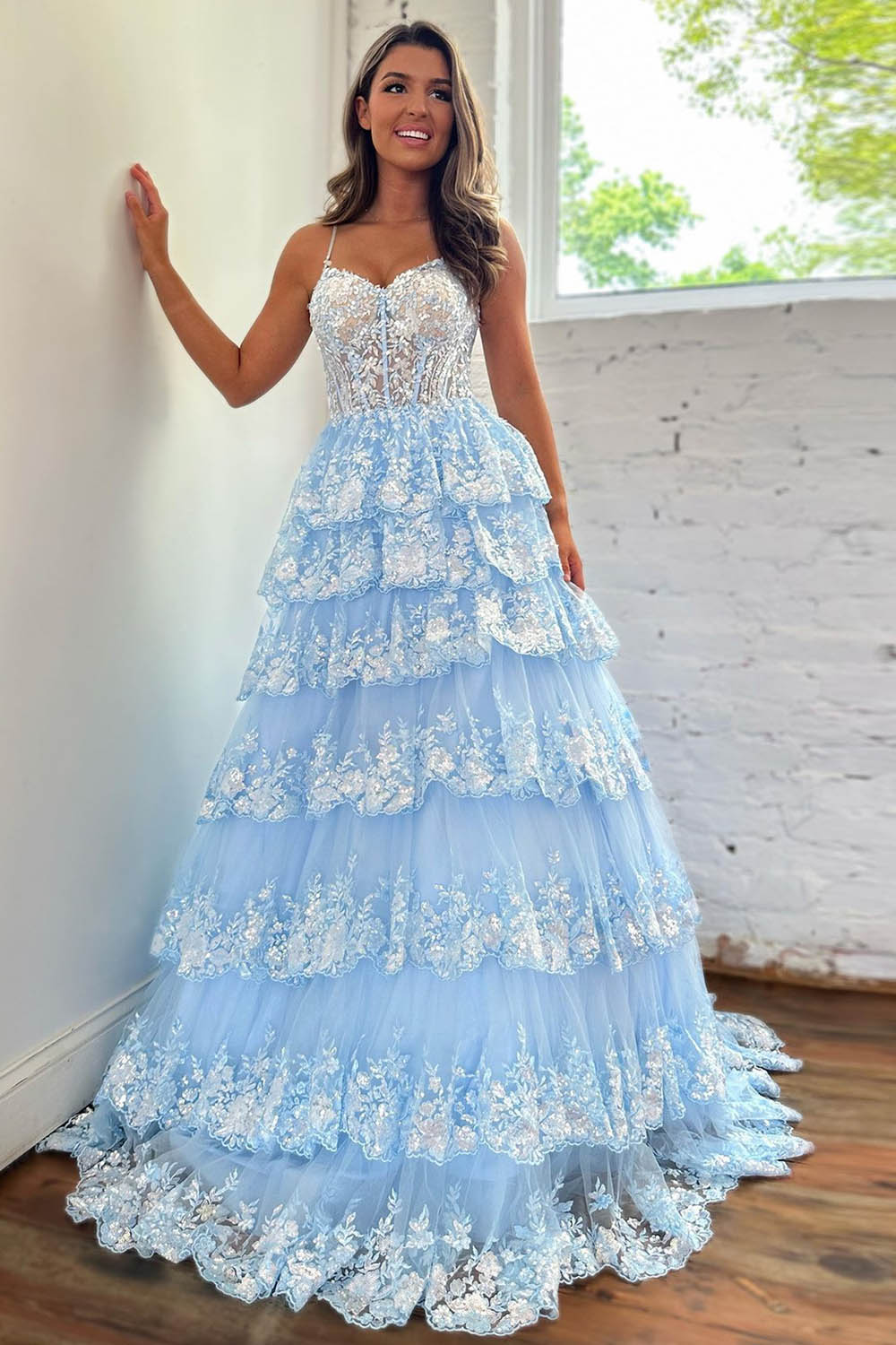 Robe de bal bleue à bretelles spaghetti et corset, coupe princesse, ornée de volants en dentelle