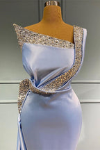 Robe de bal longue sirène asymétrique sans manches en satin ornée de perles et de volants