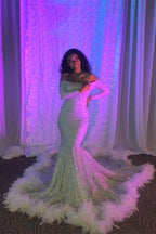 Robe de bal longue sirène à sequins, épaules dénudées, ornée de plumes et manches longues