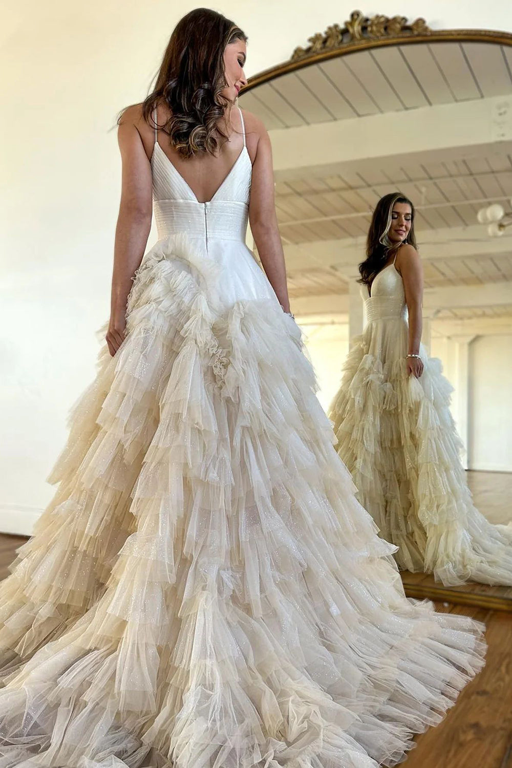 Vestido largo de fiesta rosa con tirantes finos, corte en A y volantes