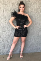 Vestido de fiesta azul claro con lentejuelas, corte sirena y un solo hombro, con plumas.