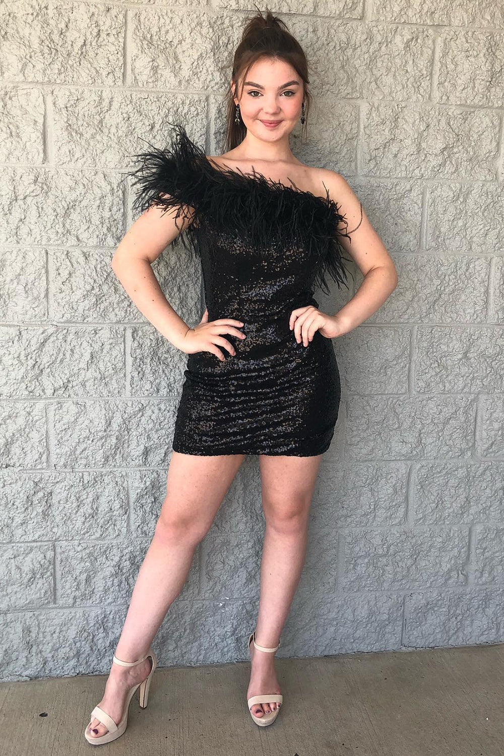 Vestido de fiesta azul claro con lentejuelas, corte sirena y un solo hombro, con plumas.