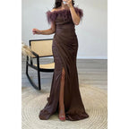 Vestido de noche largo de fiesta con escote en forma de tubo y plumas, hombros descubiertos 