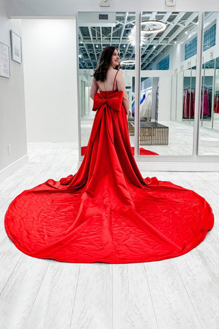 Robe de bal en satin à fines bretelles et nœud