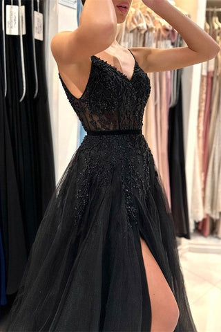 Robe de bal noire à fines bretelles, sans manches, en tulle fendue.
