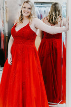 Vestido de fiesta rojo largo de talla grande con tirantes finos y corte en A, con apliques.