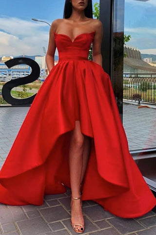 Vestido rojo de fiesta con escote corazón y corte asimétrico
