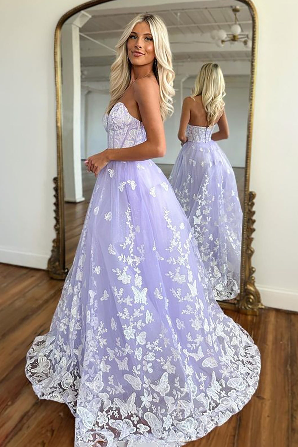Vestido de graduación de corte línea, escote corazón, color lila, con corsé y apliques.