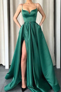 Vestido largo de fiesta verde con tirantes finos, corte en A y abertura frontal.
