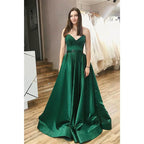 Vestido largo de fiesta sencillo, sin tirantes, de satén verde, corte en A, escote en V y abertura. 