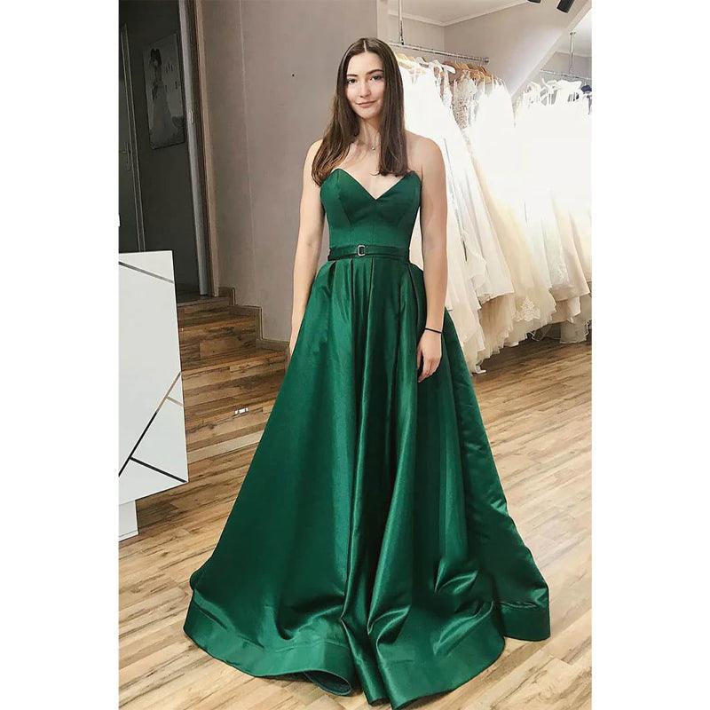 Vestido largo de fiesta sencillo, sin tirantes, de satén verde, corte en A, escote en V y abertura. 
