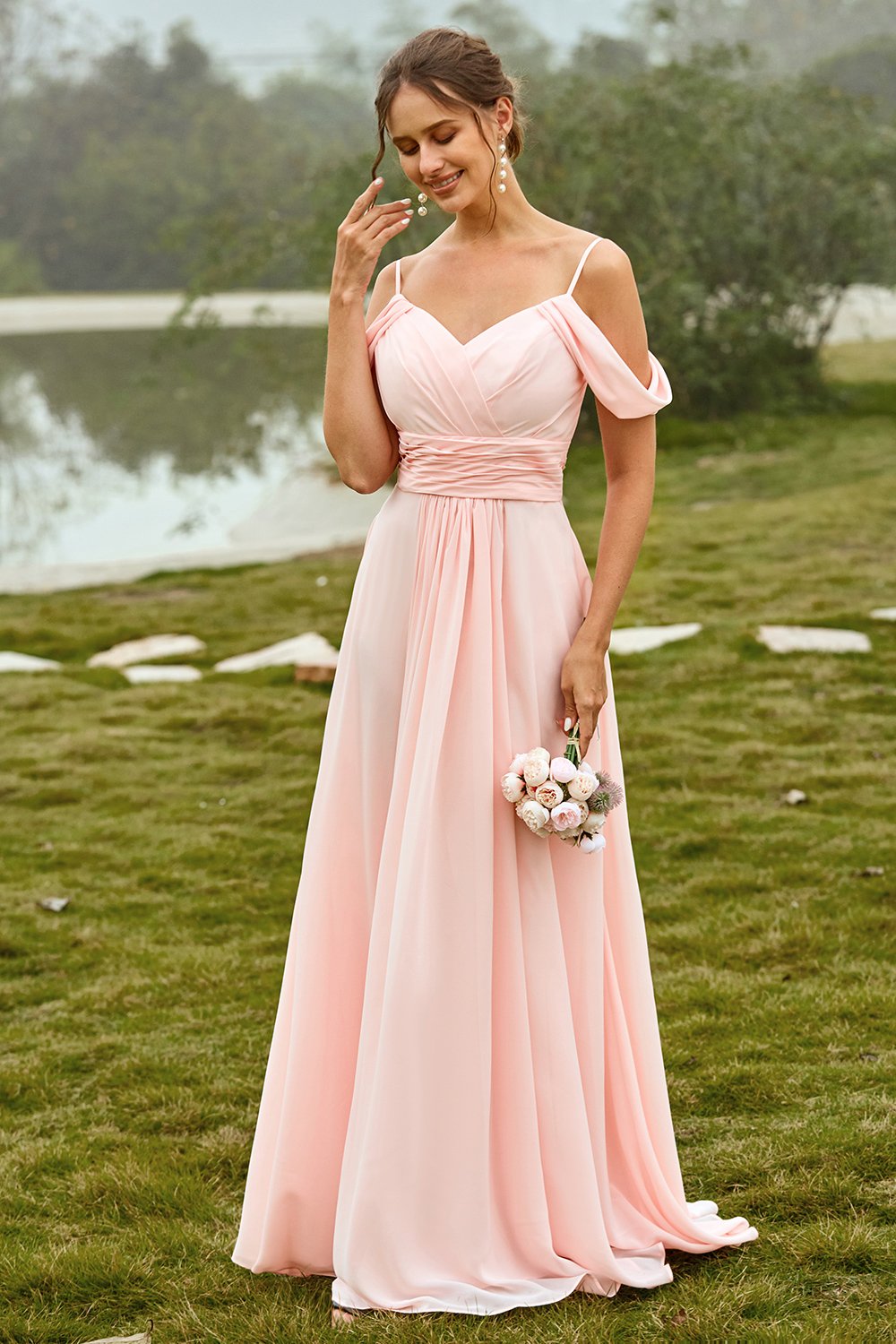 Vestido de dama de honor color rubor con hombros descubiertos