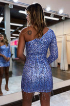 Vestido corto ajustado de lentejuelas brillantes con un solo hombro y borla, ideal para fiestas de bienvenida.