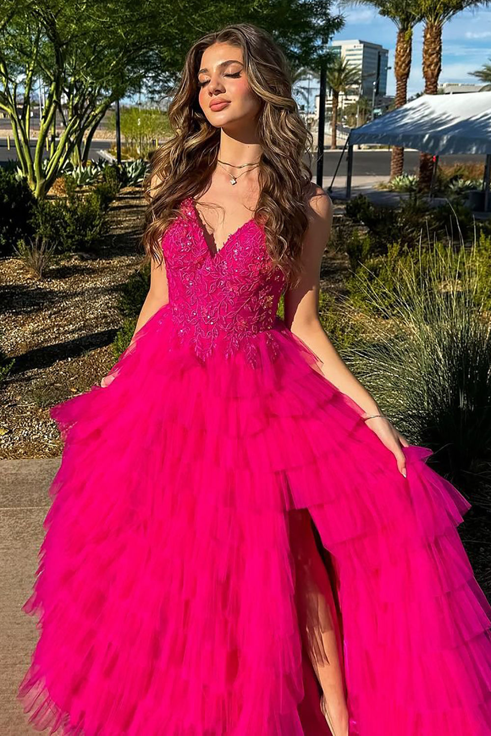 Robe de bal longue fuchsia charmante, coupe trapèze, bretelles spaghetti et volants