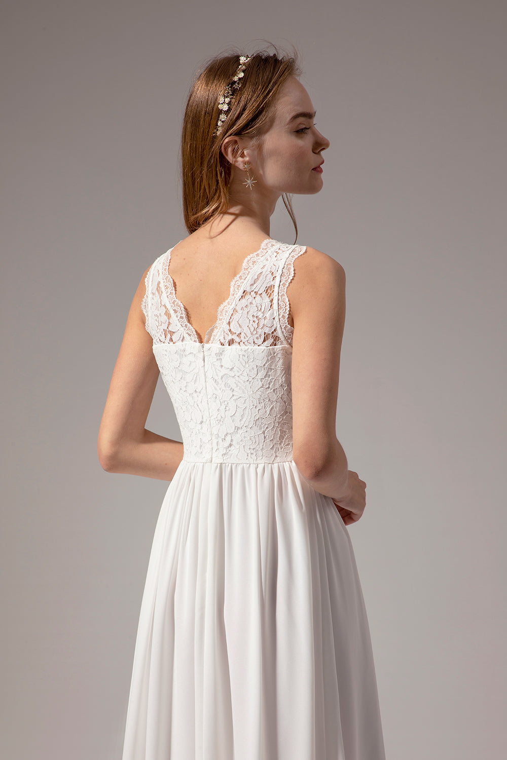 Robe de bal longue blanche trapèze à décolleté cœur et dentelle