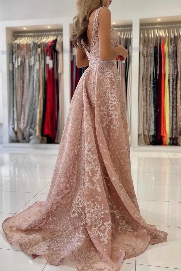 Robe de soirée sirène élégante à col en V ornée de perles et de broderies, sans manches, avec traîne et applications de dentelle.