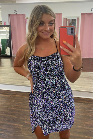 Vestido corto de fiesta con lentejuelas moradas, tirantes finos y espalda cruzada, estilo tubo brillante.