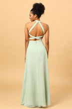 Vestido largo de dama de honor color verde salvia con escote halter y corte en A, espalda descubierta