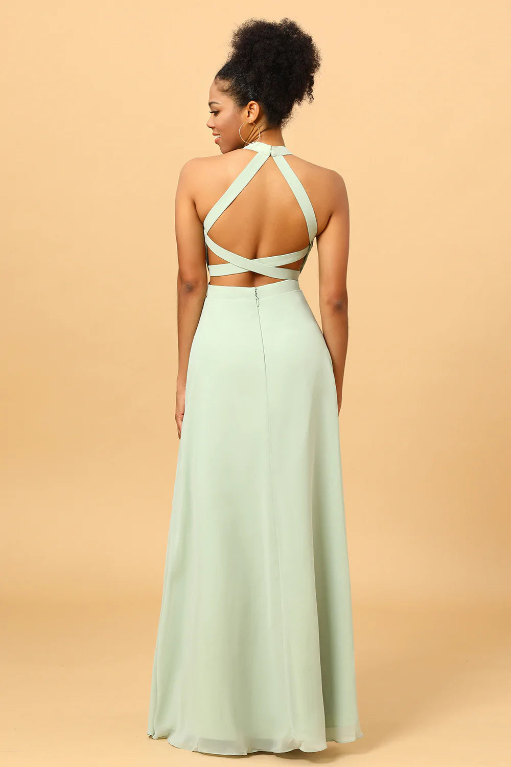 Vestido largo de dama de honor color verde salvia con escote halter y corte en A, espalda descubierta