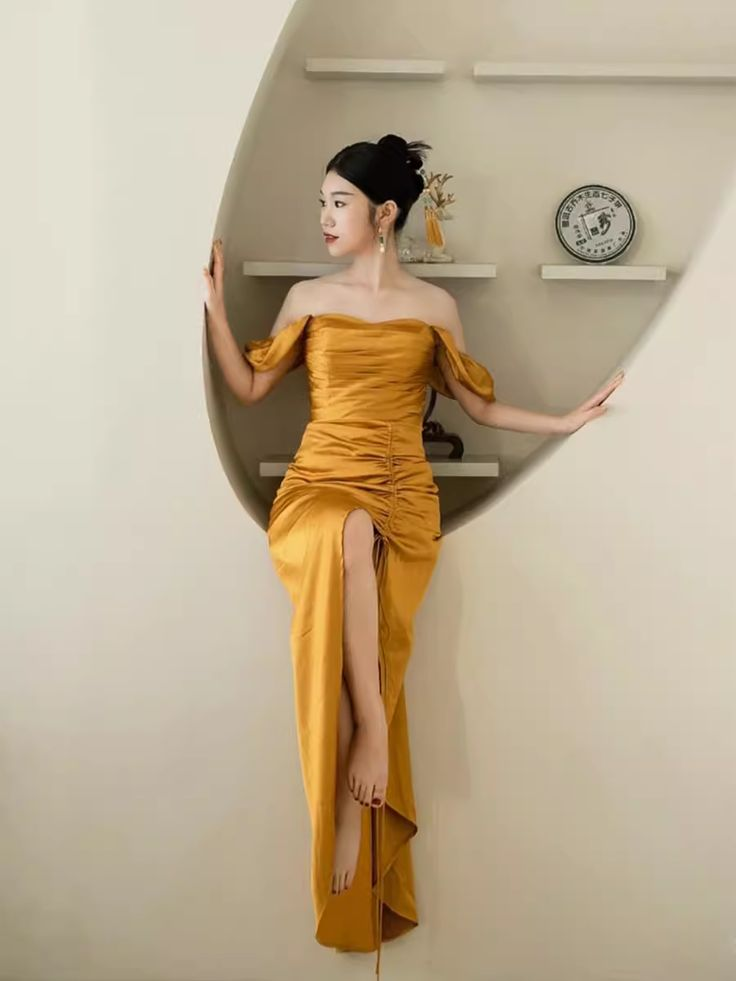 Robe de bal jaune plissée à épaules dénudées et fente Y7598