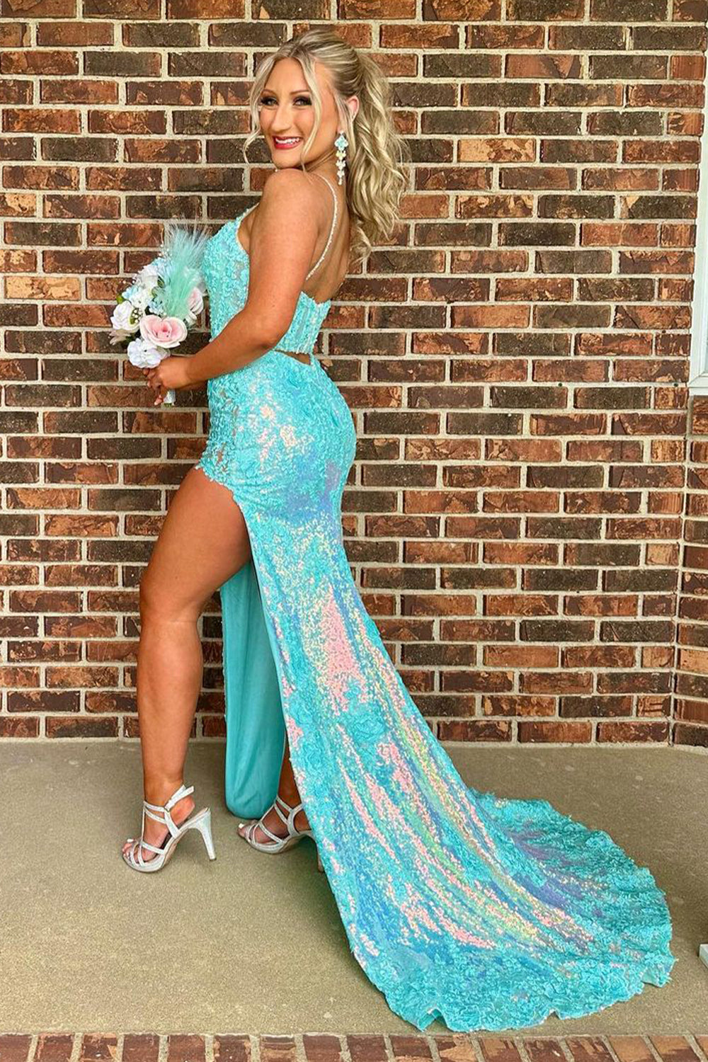 Vestido de graduación con tirantes finos, apliques y abertura
