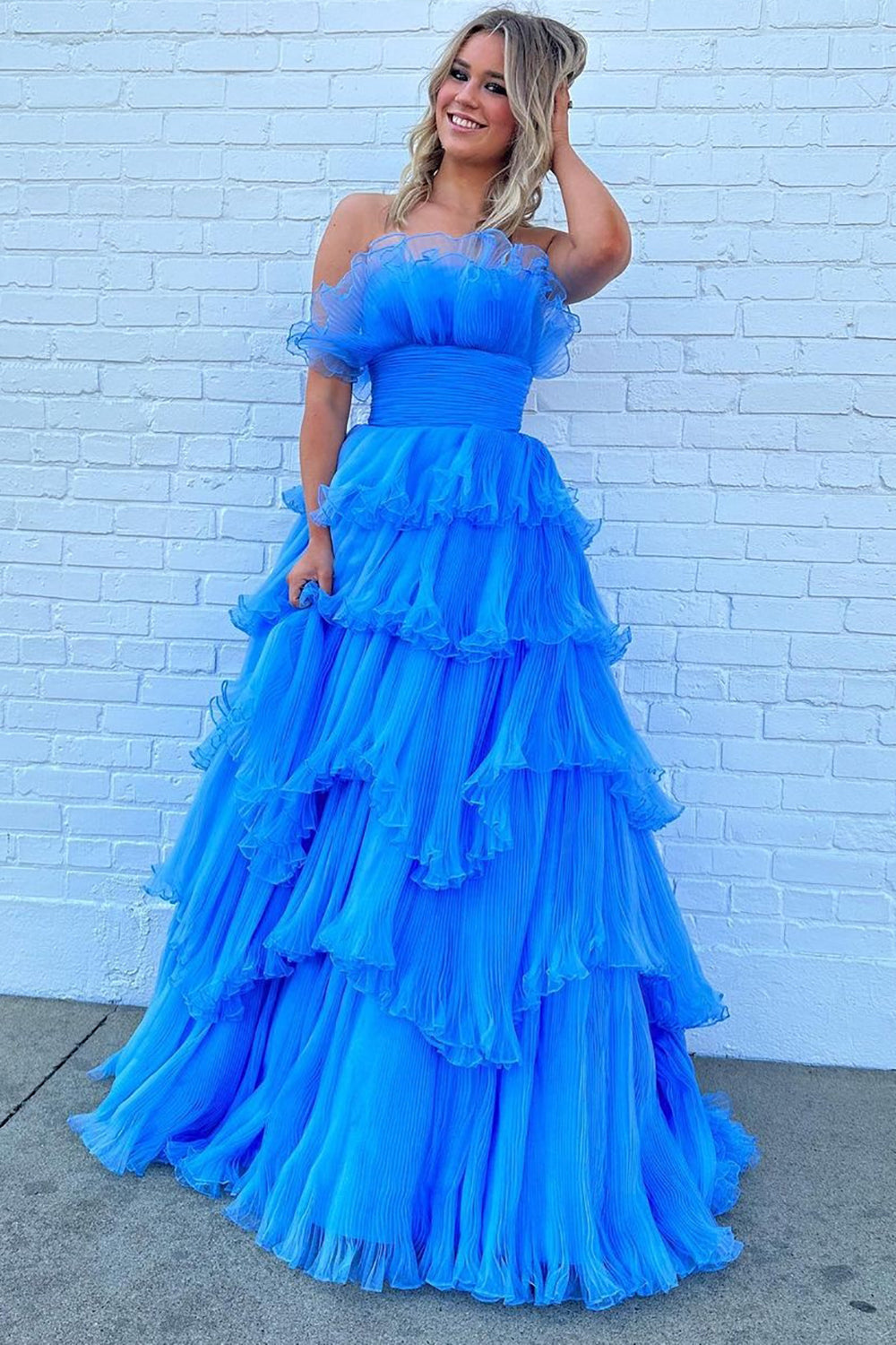 Charmante robe de bal longue bleue bustier trapèze à volants