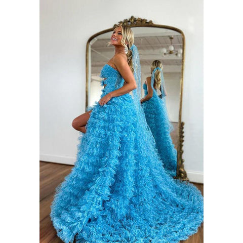 Elegante vestido de fiesta azul largo con volantes y escote corazón y abertura