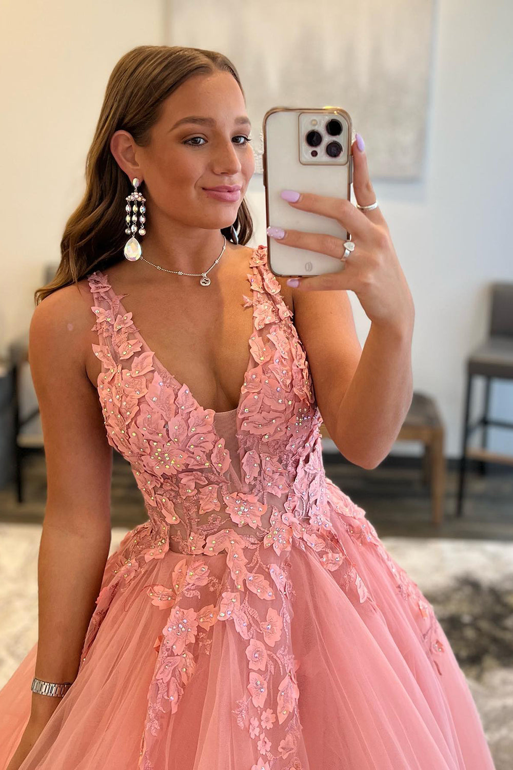 Vestido de fiesta naranja de corte A con escote en V y apliques